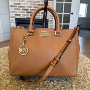 Michael Kors Kellen Medium Satchel made of acorn-colored saffiano leather.